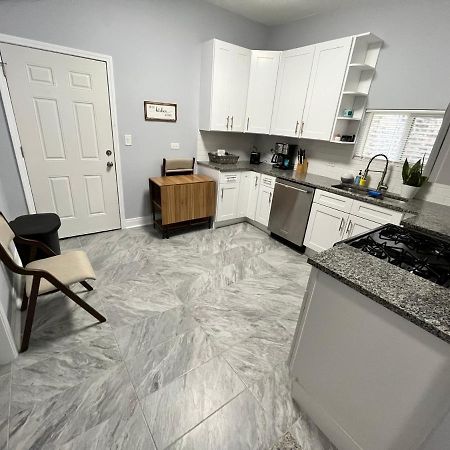 Lovely Logan Square 2-Bedroom In シカゴ エクステリア 写真