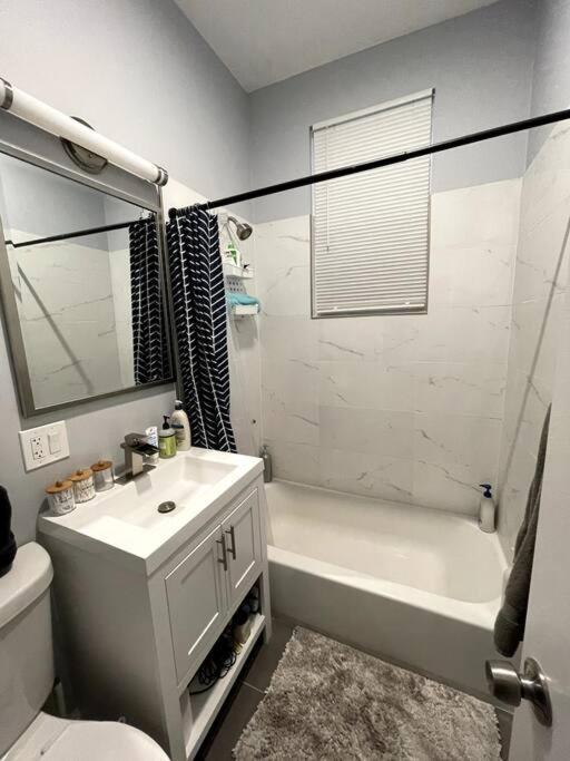 Lovely Logan Square 2-Bedroom In シカゴ エクステリア 写真