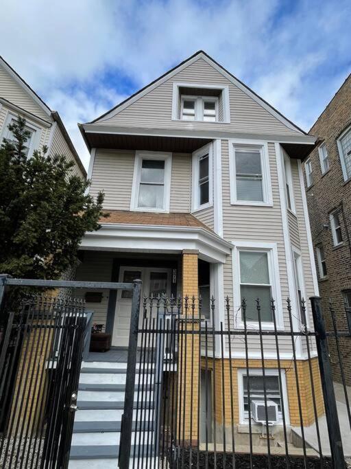 Lovely Logan Square 2-Bedroom In シカゴ エクステリア 写真