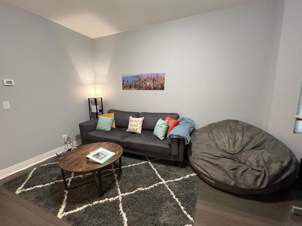 Lovely Logan Square 2-Bedroom In シカゴ エクステリア 写真